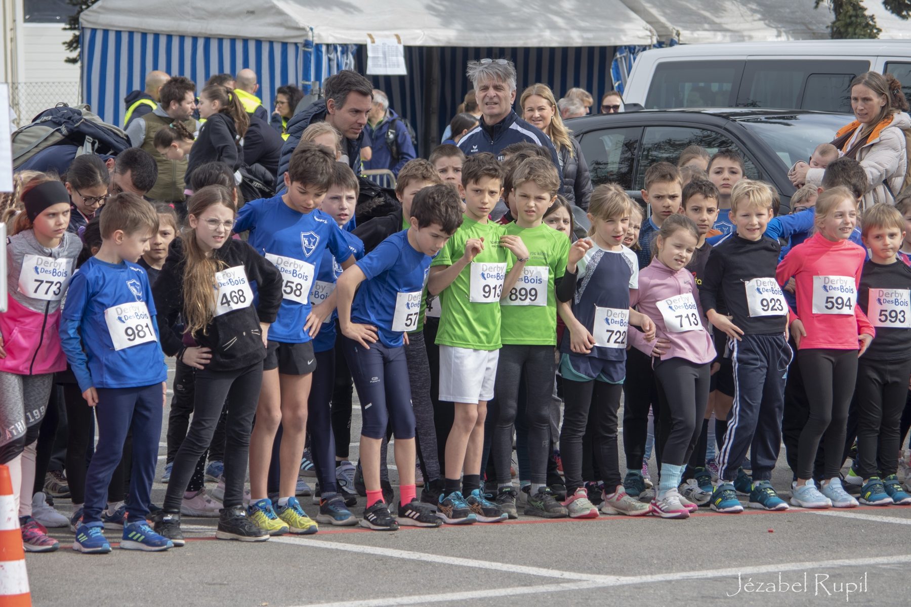 Une ligne de départ remplie d'enfants avec leurs dossards du Derby des Bois