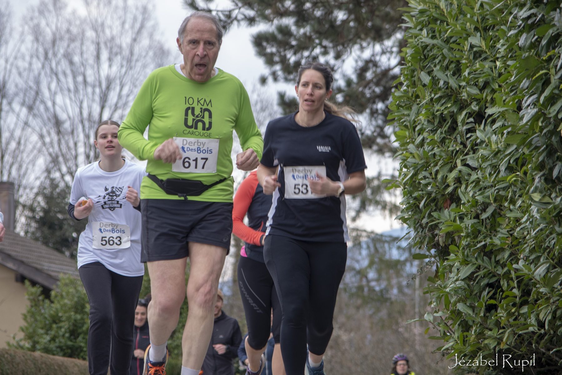 Un coureur vétéran et une coureuse côte à côte