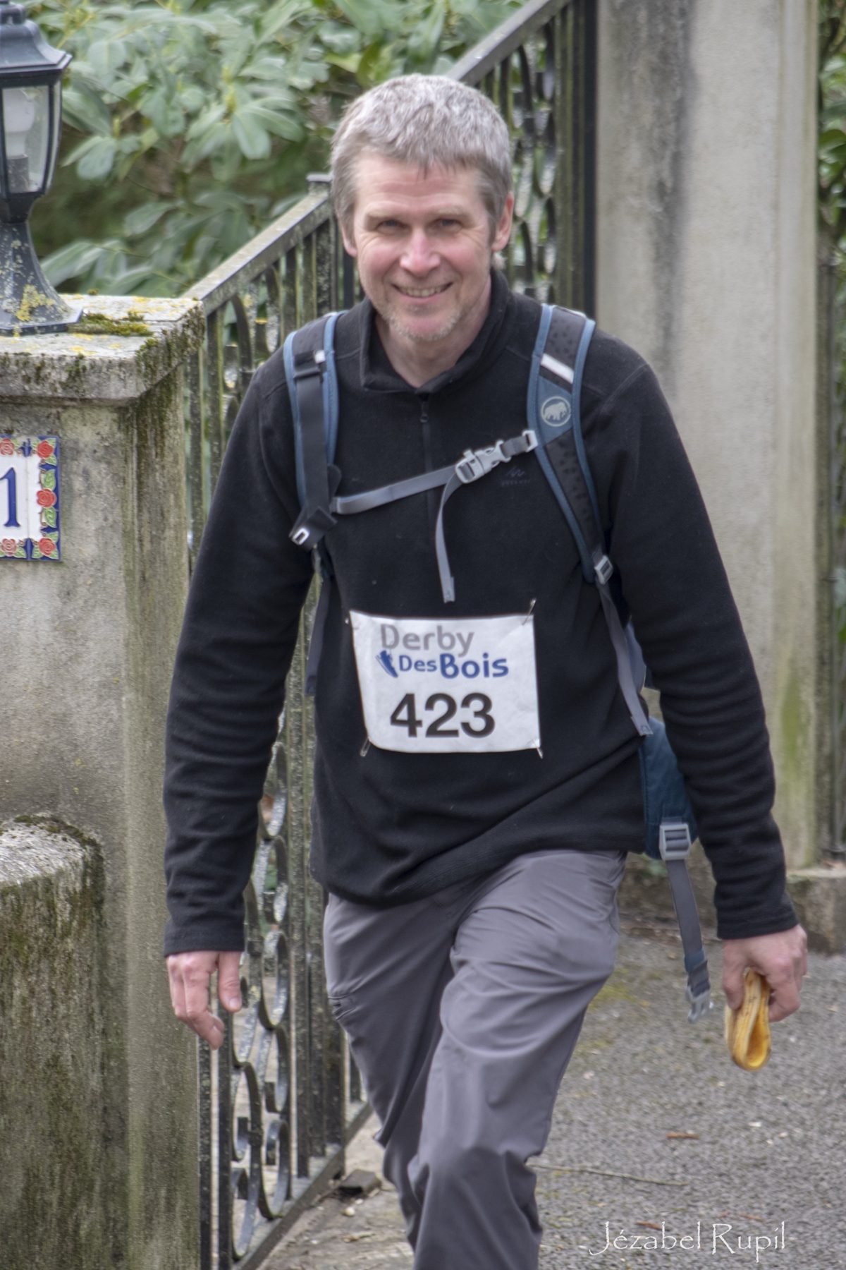 Un participant au walking, sourire aux lèvres